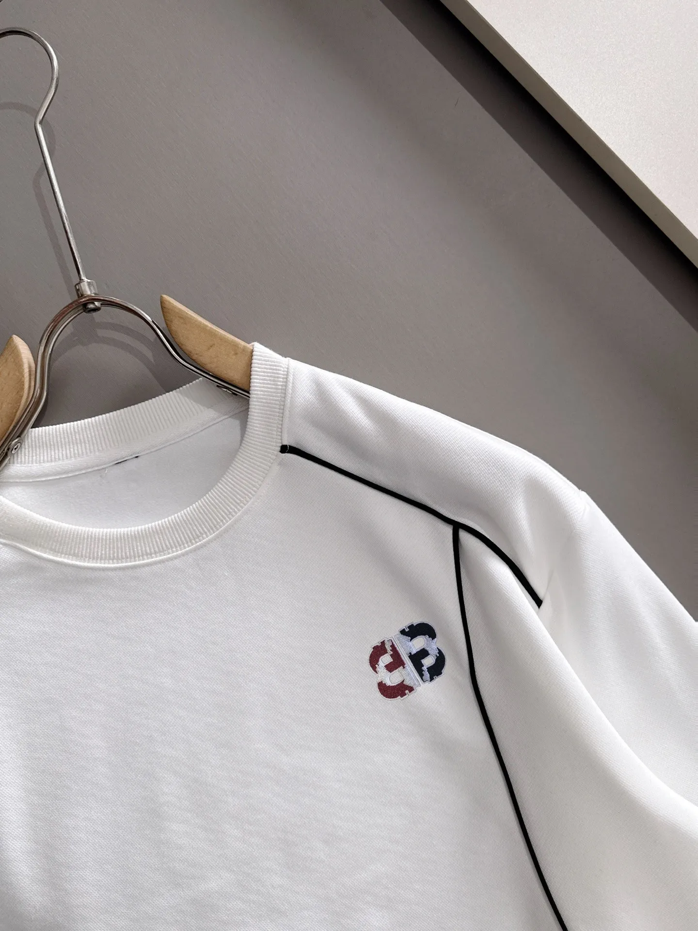 Exclusively released in Paris for the 2026 autumn and winter New Arrival hooded sweatshirt long-sleeved men and women. Same Style. Many stars have the same style. Craftsmanship that cannot be copied by ordinary small workshops. We are not afraid of any challenges in terms of materials, detail restoration and craftsmanship, just to provide you with wonderful products. Compare the top Original versions at will. No expense is spared just to make it better. Unique imported fabric feel. Purely imported German machine production. Precision operation. Thousands of needles density. A full set of New Arrival accessories with three standards can be customized simultaneously. Versatile upper body is fashionable, a perfect choice for autumn and winter, and a must-have item. Sizes table: m-4XL (please state your height and weight when placing an order)